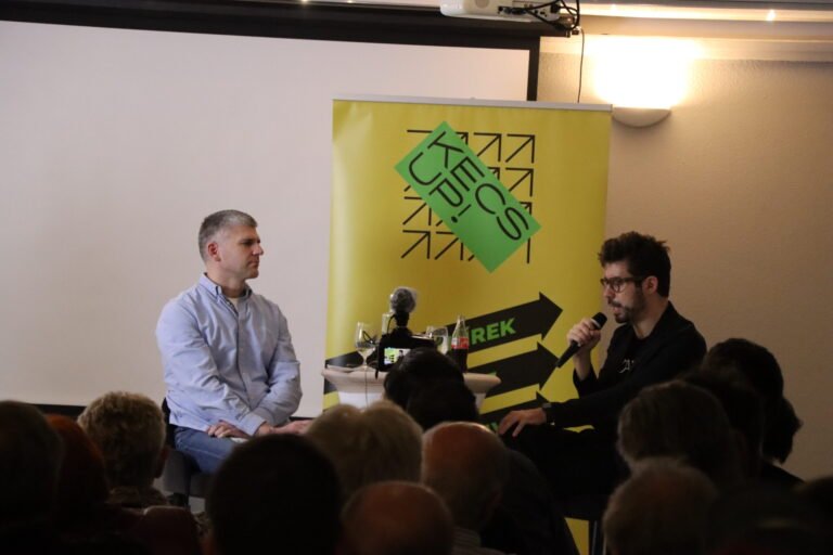 „Ez egy politikai színház” – Panyi Szabolcs oknyomozó újságíró volt a KecsUP Est vendége (videó)