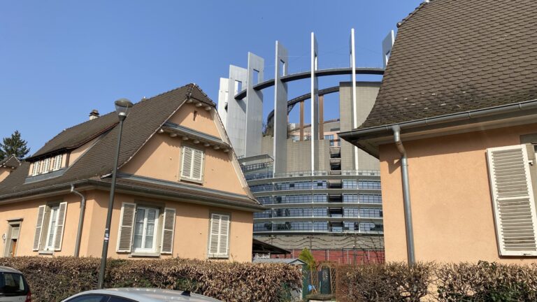 A lakhatási válság súlyos közös problémánk: uniós javaslatcsomagot fogadott el az EP – a KecsUP beszámolója Strasbourgból