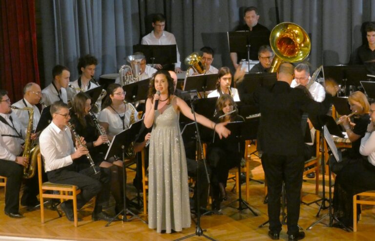 Teltház: nemzetközi dallamokkal lépett fel a Kecskeméti Városi Fúvószenekar a Tavaszi Fesztiválon