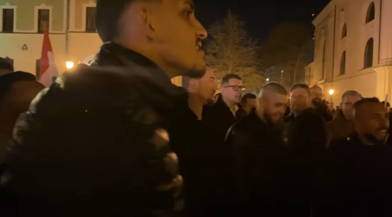 A Fidesz egyik hangulatfelelőse leköpött egy idős hölgyet Orbán kecskeméti országjárásán (videóval)