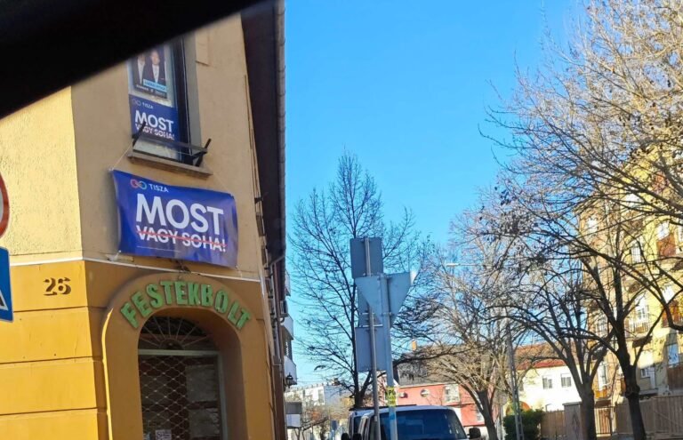 Támogatói ablakában, erkélyén és kerítésén plakátol a Tisza Párt a kampányban