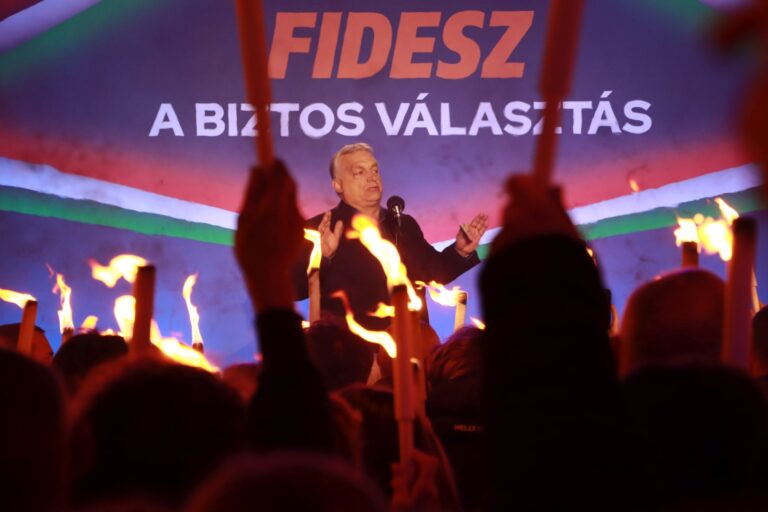 Orbán és a tiszások üzengettek egymásnak, zúgott a „ruszkik haza” és a „hajrá Fidesz” Kecskeméten (videó)