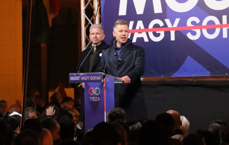 Magyar Péter Lajosmizsén: Orbán nemcsak orosz kémeket hoz az országba, de ő és az állampárt is a magyarok ellen kémked