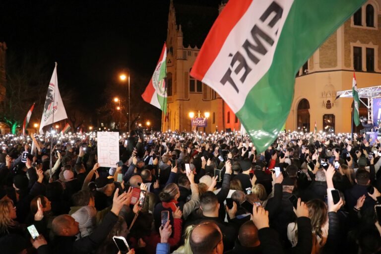 „Hol a pénz, tanácselnök asszony?” – Kecskemét főterén járt Magyar Péter