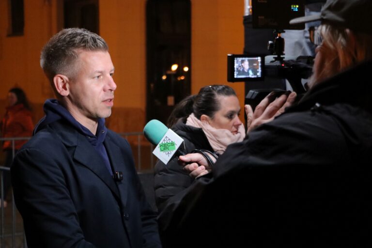 Magyar Péter: A multik béreket fognak emelni, lesz újra Erasmus, de nem kell európai közös hadsereg – videós interjú a Tisza elnökével
