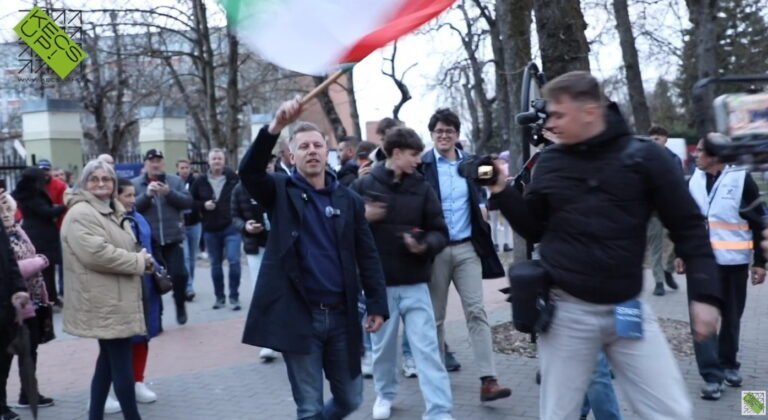 „Nem szabad lebecsülni az ellenfelet” – több százan várták Magyar Pétert Nagykőrösön