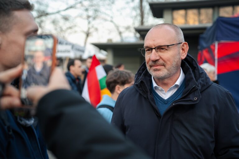 21 Kutatóközpont: több erős fideszes körzetben, köztük Baján is, vezet a Tisza jelöltje