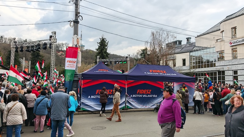 Buszoztatás, elzárt színpad és ellentüntetők – így nézett ki Orbán miskolci rendezvénye (videó)