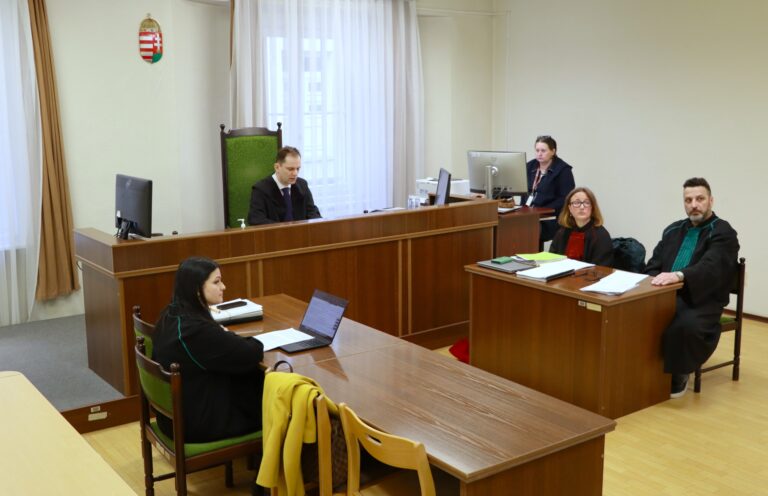 Ügyvédje szerint legfeljebb etikai vétséget követett el a gyereksportolók bántalmazásával vádolt jégkorongedző – kizárták a sajtót a perről