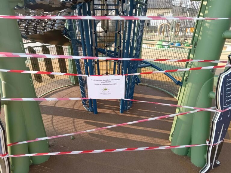 A KVÜ munkatársai hibát észleltek a heti ellenőrzés során, ezért zárták le a Rudolf-kert egyik játszóeszközét