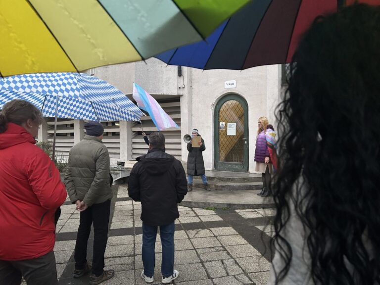 „Erős politikai nyomás is lehet a háttérben” – vádat emeltek a transzneműeket is ellátó kiskunhalasi orvosok ellen