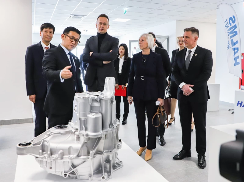 Gyáravatás, milliárdok és kampány: Szijjártó Péter egy nap alatt letudta BAZ megyét – de kinek szólt valójában az üzenete?