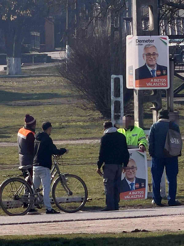Rendben van ez így? A BAZ megyei kistelepülésen közmunkásokkal tetetik ki a Fidesz plakátjait