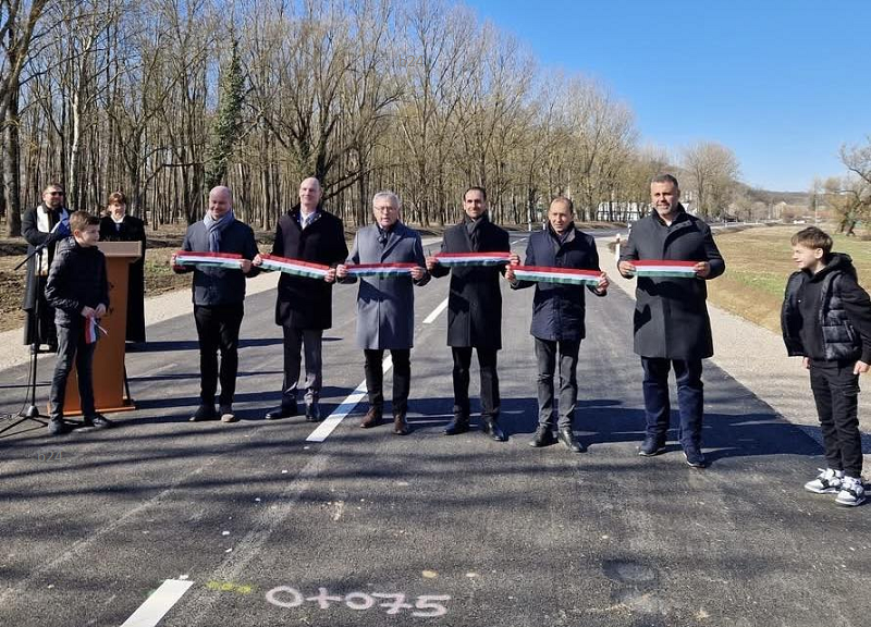 A Fidesz ünnepélyesen, egyházi áldással átadott egy útszakaszt, aminek utolsó 140 métere nem is készült el (videóval)