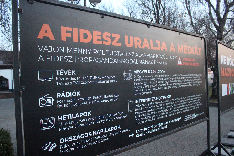 A Fidesz propagandáját feketén-fehéren leleplező vándorkiállítás járt a mezőkövesdi főtéren