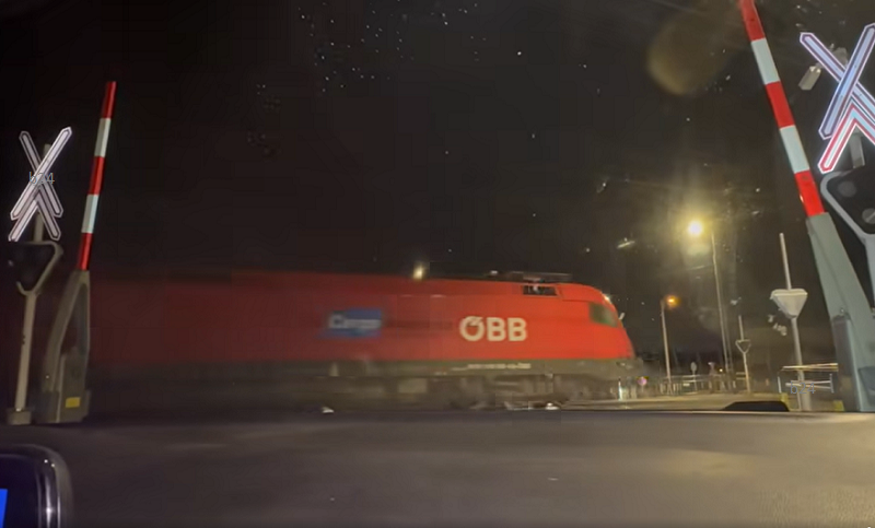 Bemutatkozott a Budapest-Belgrád vasút is, felnyitott sorompó mellett haladt el egy vonat