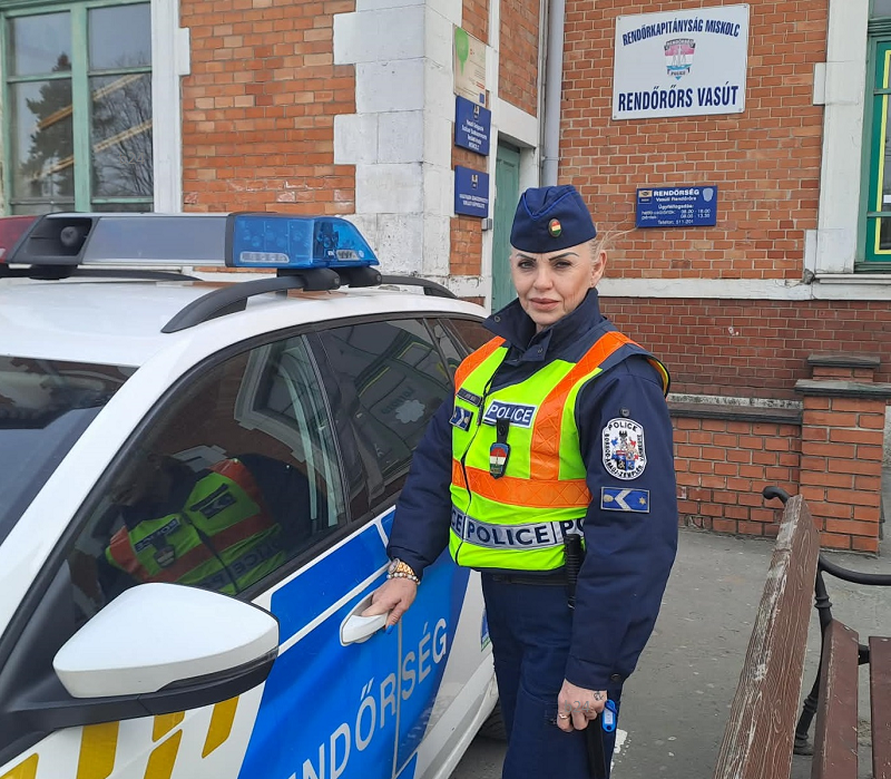 Saját testi épségét sem kímélte a miskolci rendőrnő, amikor a lángok közül mentett ki egy embert