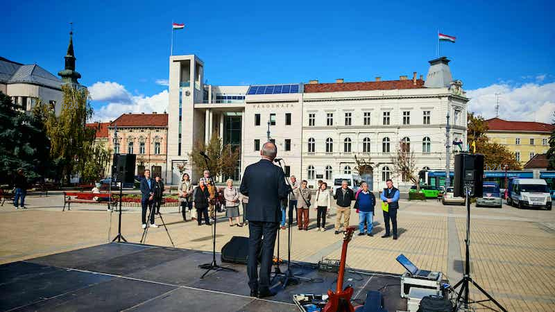 Buszoztatás nélkül töltötte meg a teret Magyar Péter Nyékládházán