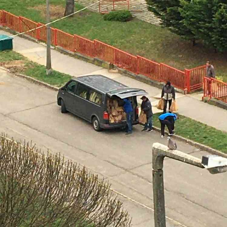 Egy iskolából vitték a csomagokat Csöbör Katalin választási osztogatásához