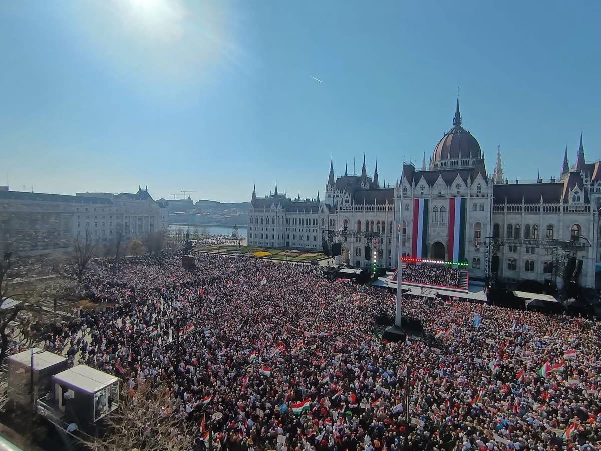 Mindkét párt jól mozgósított, de a tömeg és a lelkesedés a Tisza mellett volt (videó)