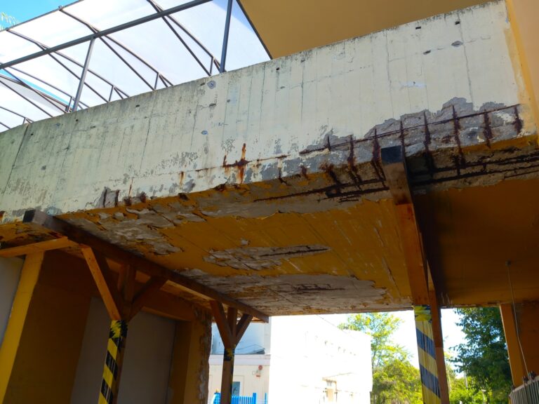 Régóta tudott volt a probléma, a kampányban lett rá pénz: felújítják a kórház mentőfeljáróját és gyalogos feljáróját