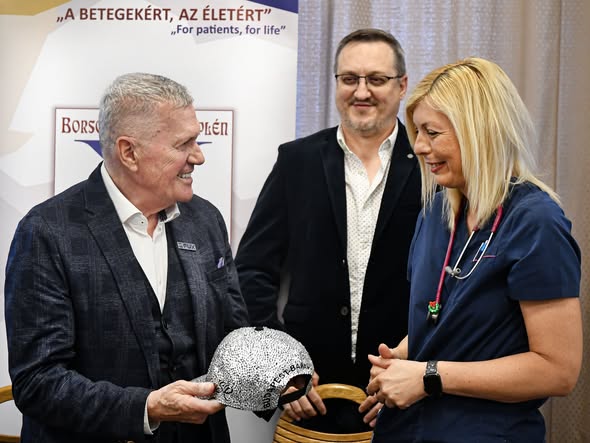 Elkelt a sapka – a Budapest-Bamako Rally strasszköves potyautasa gazdára talált