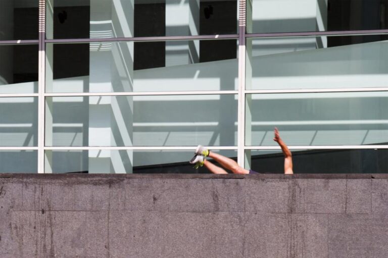 Negyedikről zuhant ki a kisfiú Kecskeméten – túlélte a balesetet