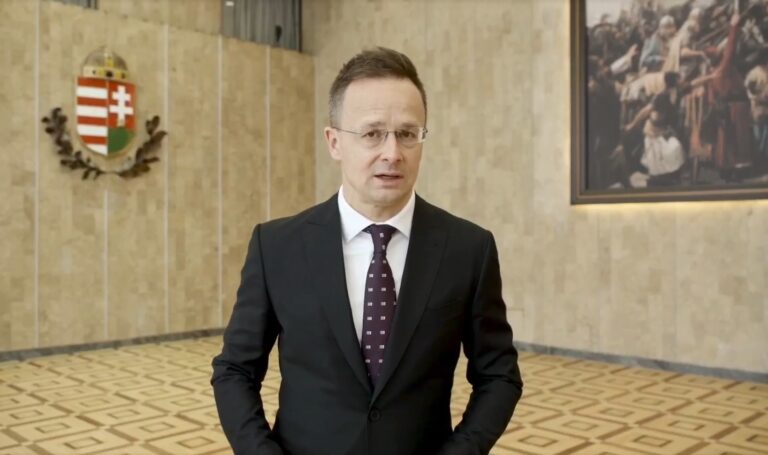Moszkvába utazott Szijjártó, hogy Putyinnal tárgyaljon