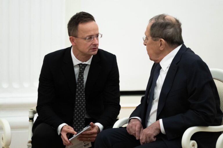 „Bármikor készséggel állok rendelkezésedre” – Szijjártó és Lavrov kapcsolata az egykori moszkvai nagykövet szemével