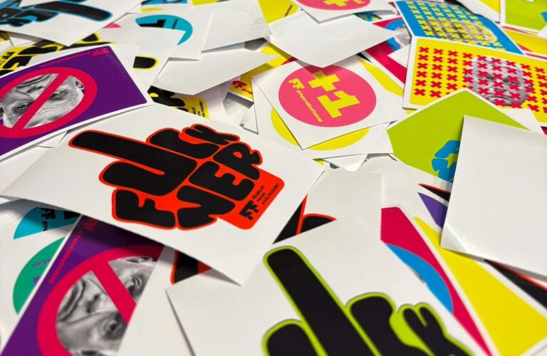 „Fiatalokon múlhat a rendszerváltás” – matricaosztó turnét tartott Kecskeméten Fekete‑Győr András mozgalma (videó)