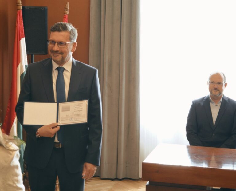 Molnár János, a Tisza Párt képviselője is átvette a parlamenti megbízólevelét a kecskeméti Városházán 