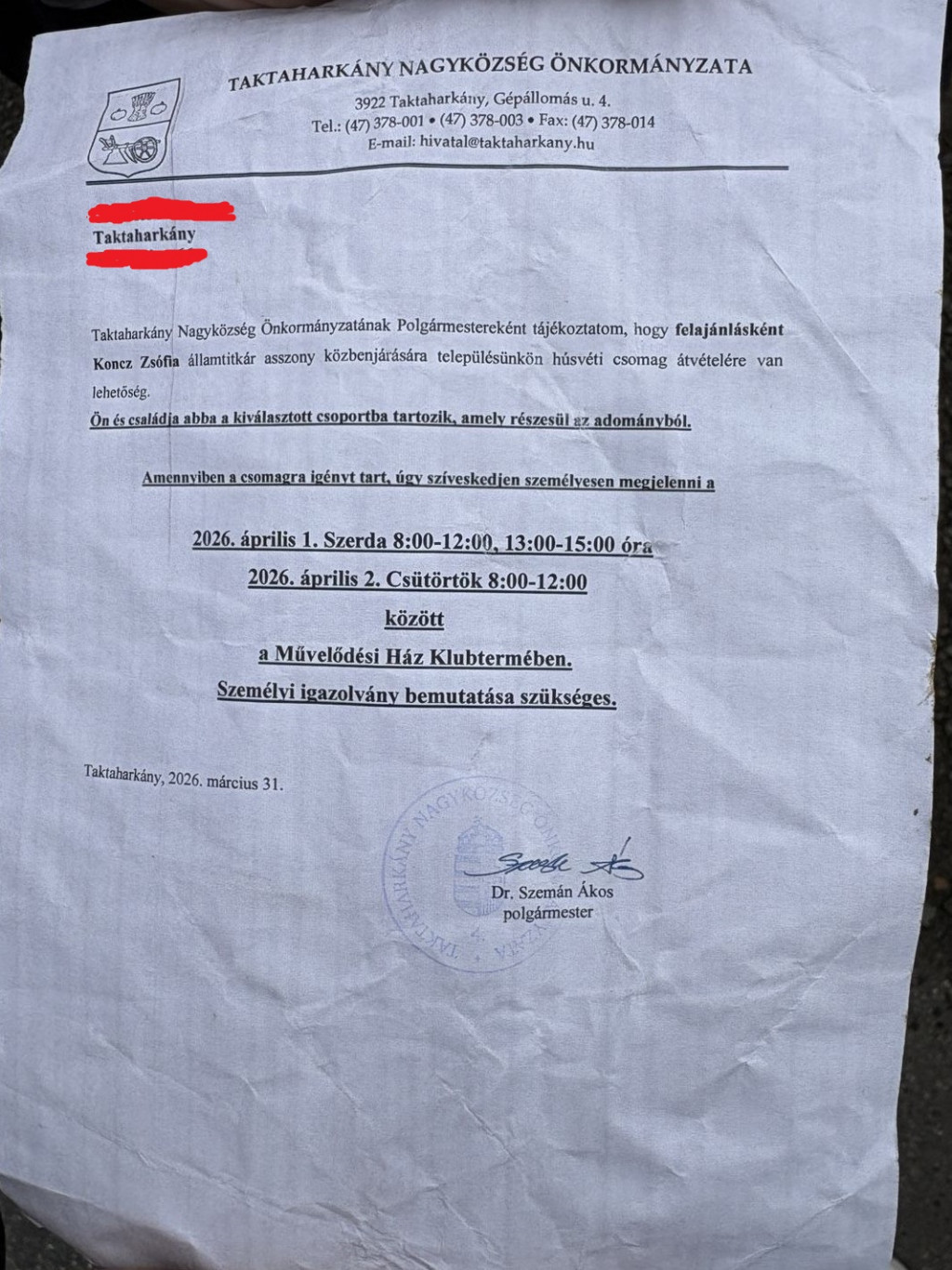 Bor, üdítő, csoki – húsvéti csomagokkal kampányol Koncz Zsófia