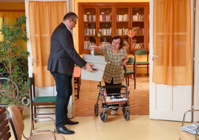 A Margaréta Otthonban a lakók körülbelül ötöde kért mozgóurnát, sok idős átment a szomszédos szavazókörbe