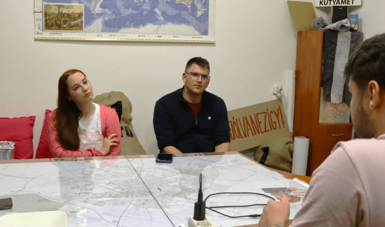 „Ha a Fidesz jobboldali, akkor mi baloldaliak vagyunk” – interjú a Kutyapárt kecskeméti képviselőjelöltjeivel