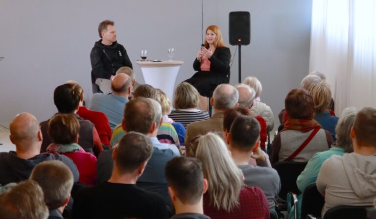 Amit Lázár János mond az ukrán pénzzel kapcsolatban, az a terrorcselekmény tankönyvi definíciója – Laczó Adrienn volt a KecsUP Est vendége (galériával)