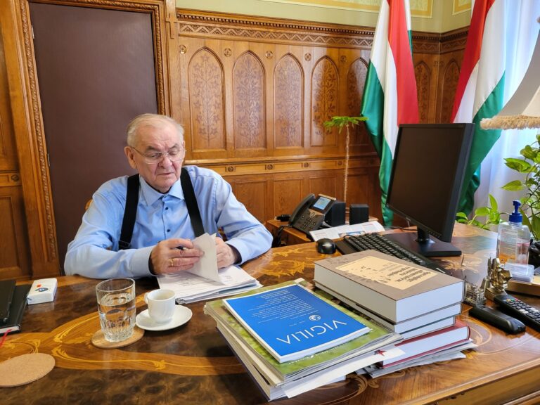 Úgy tűnik beleremegett a választába a lakiteleki Lezsák-birodalom, a politikus kalapozni kezdett