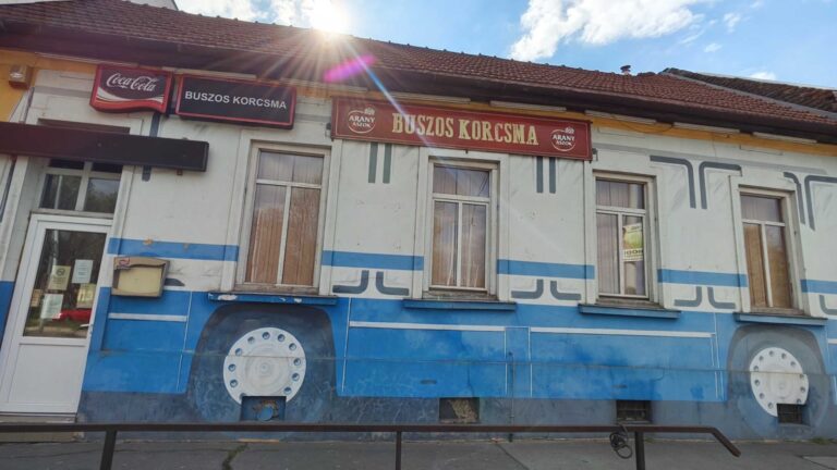 Ideiglenesen bezáratták a Buszos Korcsmát kábítószer-kereskedelemre hivatkozva – az üzemeltető fellebbez