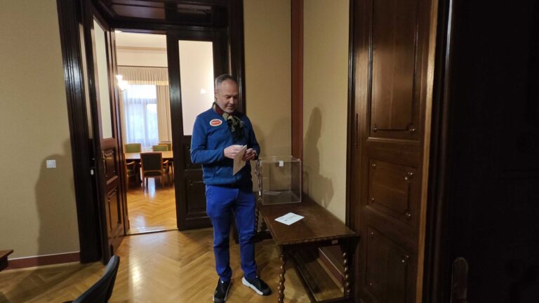 Villach–Kecskemét retúr: egyetlen szavazatért több száz kilométert utazott 