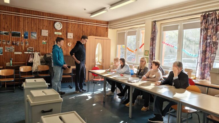 Bristolból jött haza a négy fős kecskeméti család, hogy leadja szavazatát