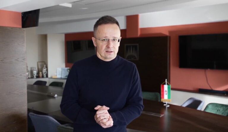 Direkt36: Szijjártó régi barátja cégének, a kecskeméti Verbaunak 7 milliárd forintos szerződést hozott a debreceni akkumulátorgyár