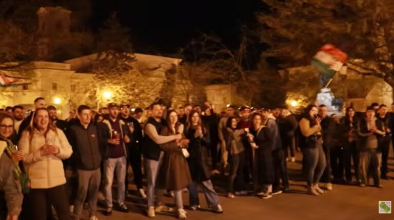 „Kétharmad, kétharmad!” – a Tisza szimpatizánsai a főtéren ünnepeltek Kecskeméten