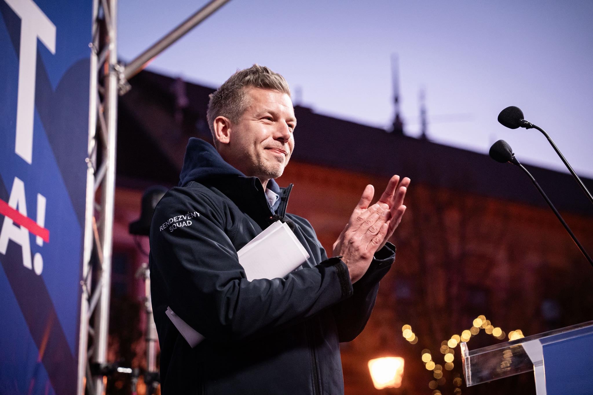 Kicsinek bizonyult a Hősök tere – hatalmas tömeg volt Magyar Péter miskolci országjárásán – videó