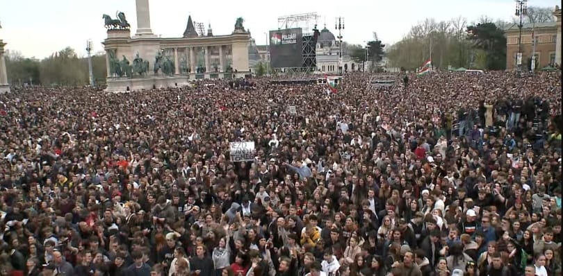 Hatalmas tömeget vonzott a Rendszerbontó koncert