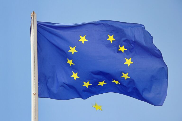 Újra kitűzik a Parlament homlokzatára az Európai Unió zászlaját