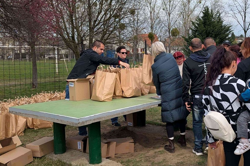 Csöbör Katalin és a Hit Gyülekezete együtt osztogatott ételt – úgy tűnik, nincs ezzel semmi gond, mert mégsem így volt