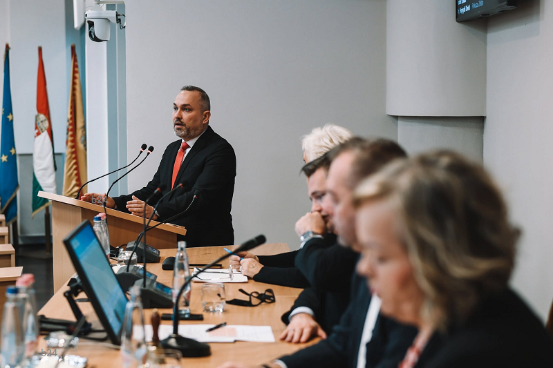 “Nehogy politikai ejtőernyősök szorítsák ki Miskolc munkavállalóit!” – jöhetnek a kormányhivatalok “menekült” fideszesei?