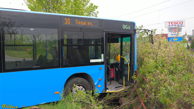 Nagyon furcsa buszbaleset Miskolcon – önálló életre kelt a jármű, olcsón megúsztuk