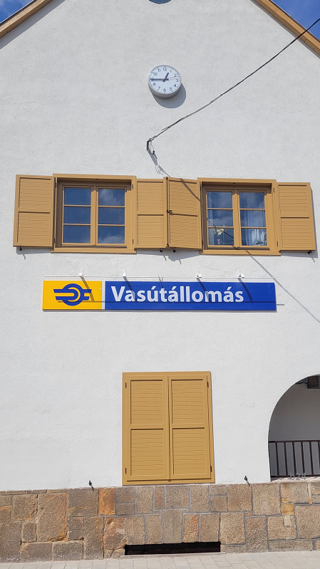 Szinte titokban adták át a vasútállomást, hogy csak fideszesek vághassák a szalagot és pózolhassanak