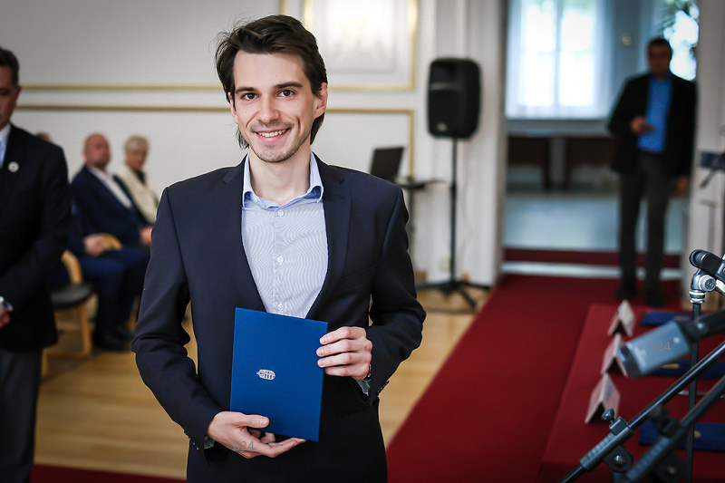Őszinte mosolyok? Tóth-Szántai József gratulált Miskolc és térségének két újonnan megválasztott tiszás képviselőjének