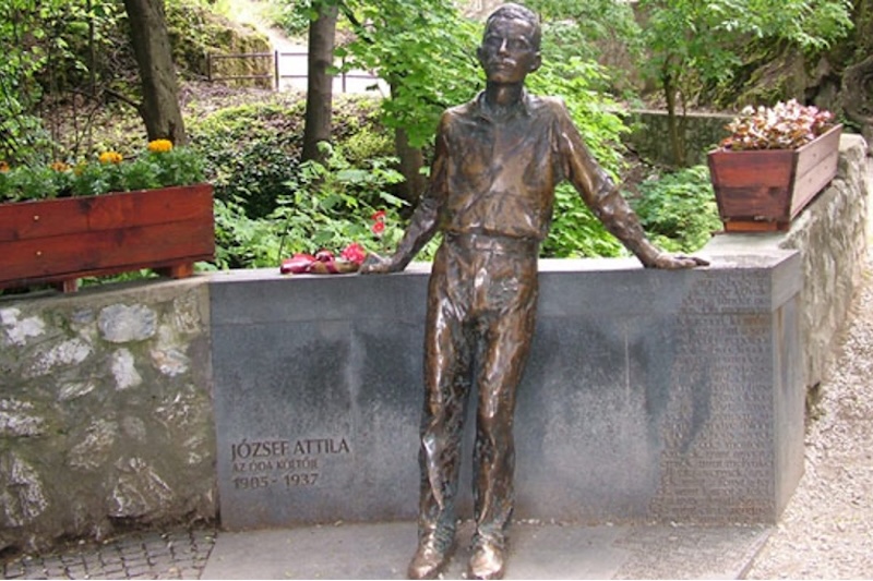 Miért Miskolc? – „Itt ülök, csillámló sziklafalon”